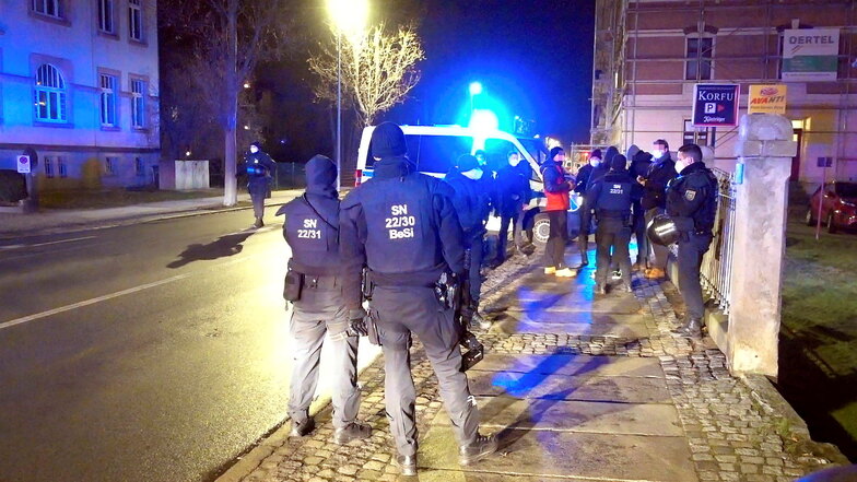 Polizeiaufgebot bei Corona-Protesten in Pirna: Die Aggression nimmt zu, der Ton wird rauer.