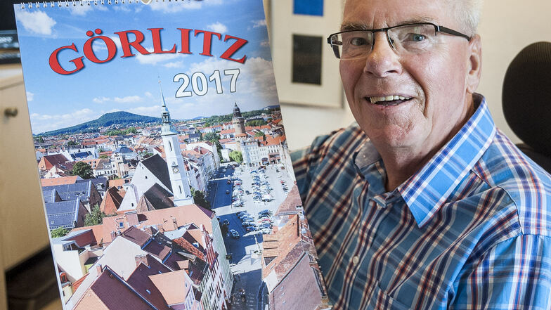 Fotograf Rainer Kitte hier mit einem seiner Görlitz-Kalender. Seit Jahrzehnten dokumentiert er die Ereignisse in der Stadt.