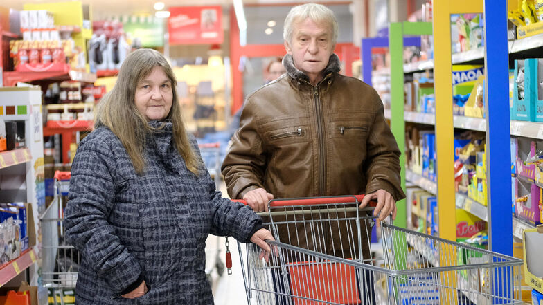 Gisela und Joachim Köpke auf Einkaufstour. Sie achten dabei auf jeden Cent.