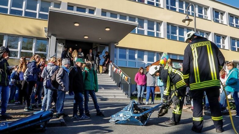 Die Oderwitzer Feuerwehr präsentierte sich zum Schulfest an der Pestalozzi-Oberschule mit Technik und Vorführungen.