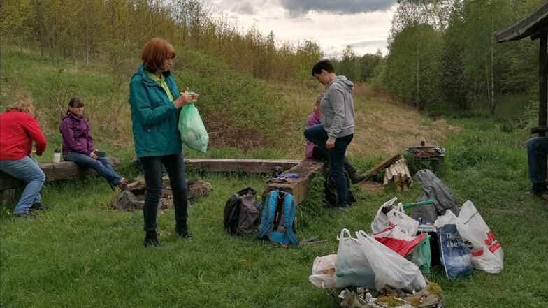 Das ist nur ein Teil des Mülls, den Mitglieder des Vereins Jauernick-Buschbach zusammentrugen. Jetzt haben sie einen Wunsch an die Wanderer.