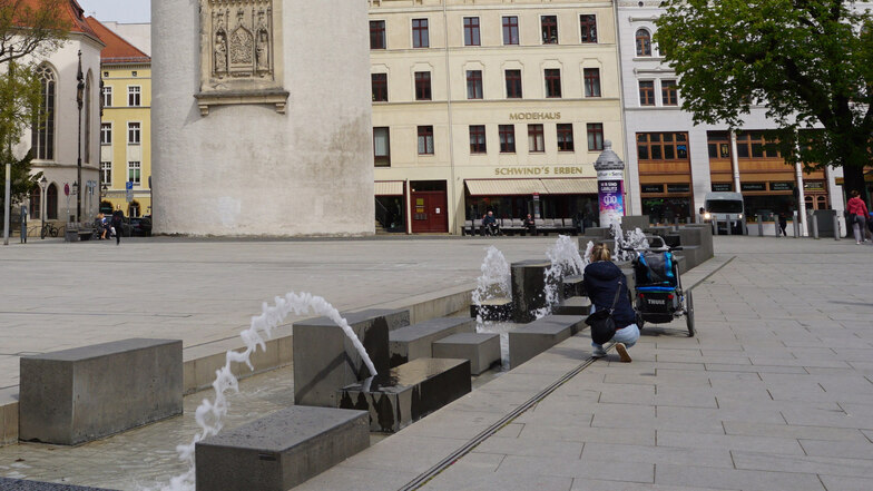 Der Springbrúnnen am Marienplatz lädt Jung und Alt ein, dort - mit Mindestabstand - zu verweilen oder zu spielen,