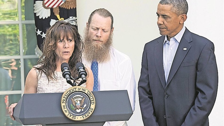 Barack Obama mit den Eltern von Bowe Bergdahl am 31. Mai 2014 vor dem Weißen Haus: Der Präsident hatte entschieden, den US-Soldaten im Austausch gegen Taliban aus der Gefangenschaft zu befreien. Foto: dpa