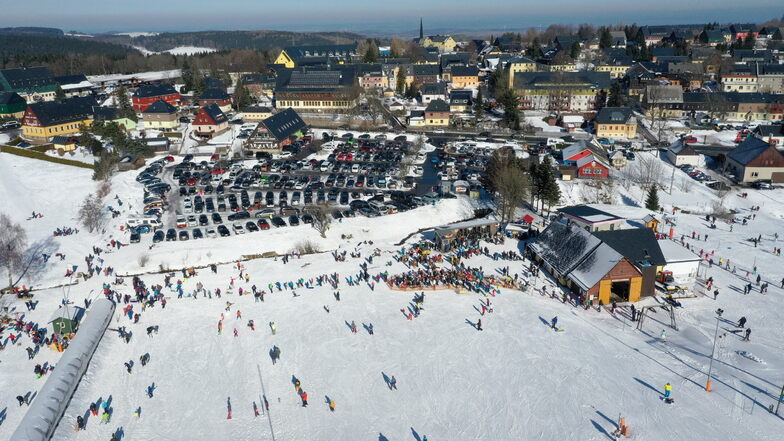 Am Skihang in Altenberg war der Andrang groß. Dem entsprechend voll war auch der Parkplatz.