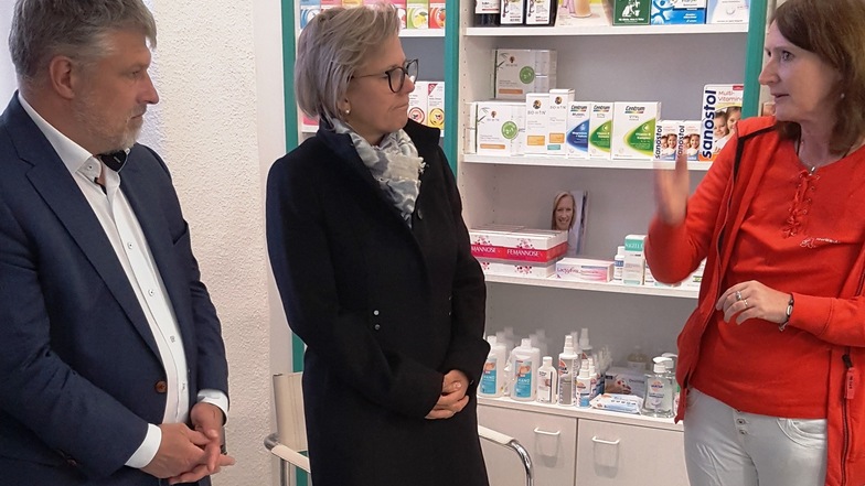 Barbara Klepsch (M.) informiert sich  bei Ulrike Finger, der Inhaberin der Marien-Apotheke Elstra. Begleitet wurde sie von Thomas Dittrich, dem Vorsitzenden des sächsischen Apothekerverbandes.