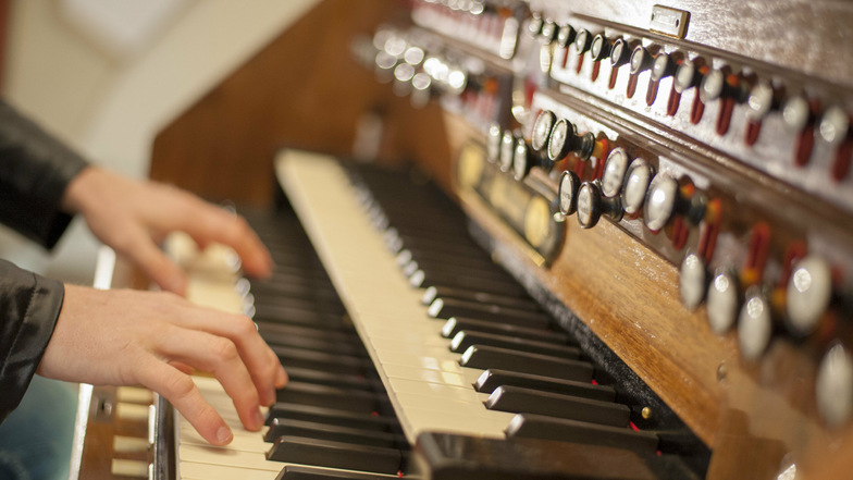 Am Wochenende kann man dem Organisten Nico Wieditz in vier sehr persönlichen Konzerten beim Spielen direkt auf die Finger schauen.