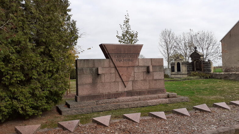 Der jüdische Friedhof im Lommatzscher Ortsteil Dörschnitz wird derzeit saniert. Auch die Namen von zwölf Toten werden jetzt ergänzt.