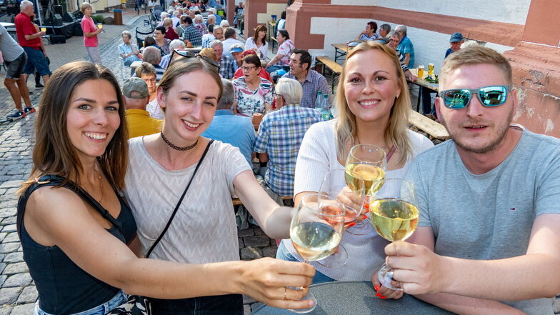 Vivien, Lena, Friederike und Simon (von links) lieben den heimischen Wein und die Geselligkeit. Beides haben sie 2022 beim Weinfest in Roßwein genießen können. 2023 gibt es das Fest am 16. September in neuer Form.