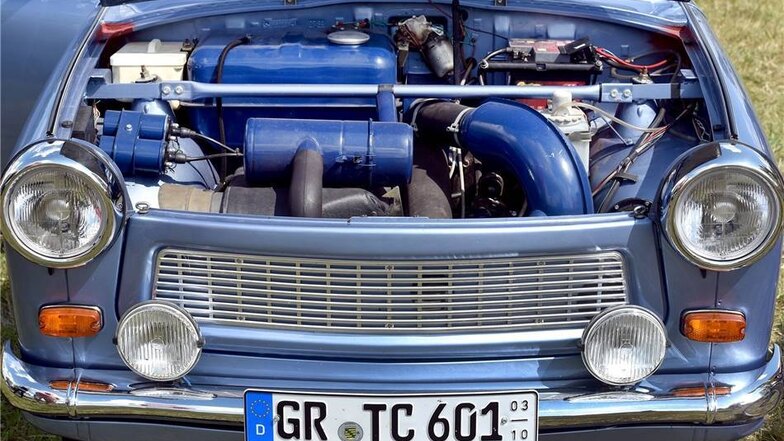 Sehr gepflegt und in blau leuchtet der Motorraum des Trabbis von Familie Otto beim Trabbitreffen in Herwigsdorf .