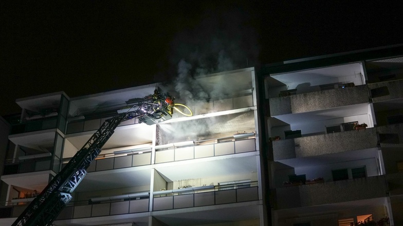 Der Brand in der Küche einer Wohnung hatte sich bis auf den angrenzenden Balkon ausgebreitet, der zwischenzeitlich in Vollbrand stand.