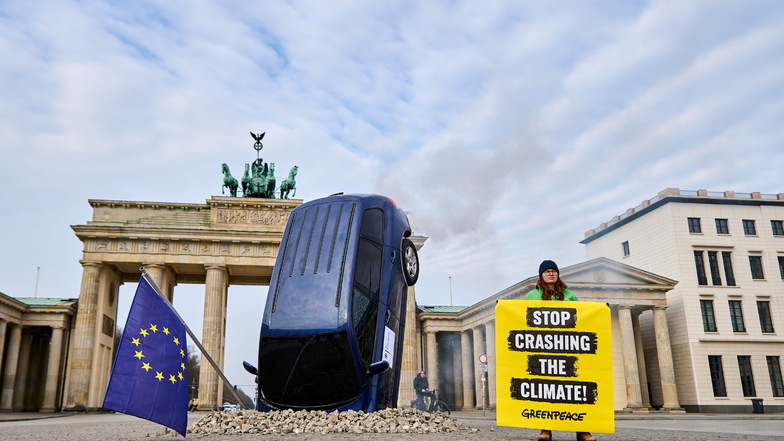 Klimaaktivisten protestierten im März in Berlin gegen die Politik der FDP, die den Ausbau synthetischer Kraftstoffe für Fahrzeuge mit Verbrennungsmotoren unterstützt.