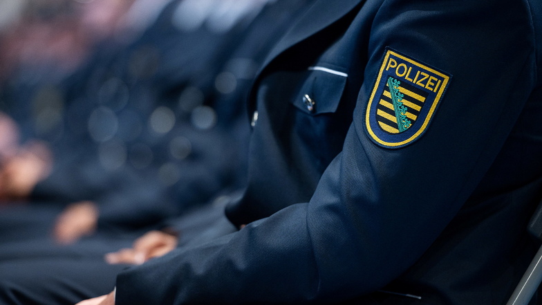 Junge Polizeianwärter sitzen in der Dresdner Ballsportarena.