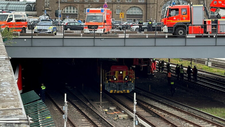 Rettungsfahrzeuge sind am Hamburger Hauptbahnhof im Einsatz, nachdem dort ein kleiner Bauzug entgleiste.