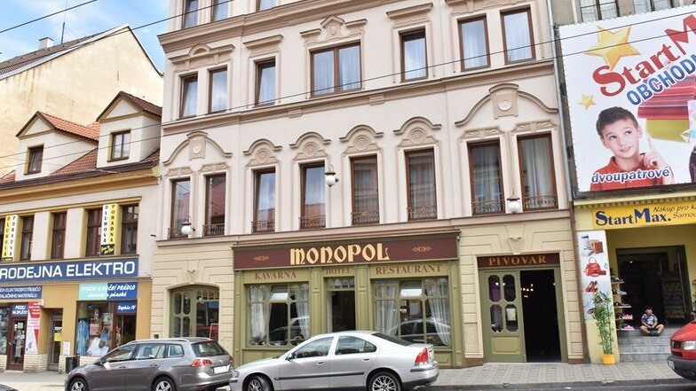 Das erst 2015 gegründete Braurestaurant Monopol ist inzwischen eine der besten Adressen in Teplice. Gäste können täglich aus fünf frisch gebrauten Bieren wählen. Neben hellem Lager, Kirschbier, halbdunkel und Ale gibt es je nach Saison ein Spezialbier.