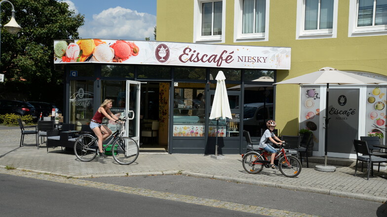 Das Eiscafé Niesky zeigt sich mit neuem Namen und in neuer Farbe in der Poststraße. Inhaber ist Younes Polenz aus Stannewisch. Er übernahm das aufgegebene Café Rosengarten.