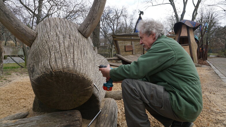 Zoo-Tischler Thomas Caspar sorgt dafür, dass auf den sieben Spielplätzen des Zoo Dresden alle Seile und Ketten intakt sind, die Schrauben fest sitzen und keine Holzsplittern herausstehen.