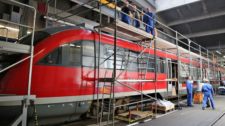 Noch steht der umgebaute Hybridzug im Ex-RAW Chemnitz. Eigentlich sollte er schon 2018 durch das Erzgebirge rollen.