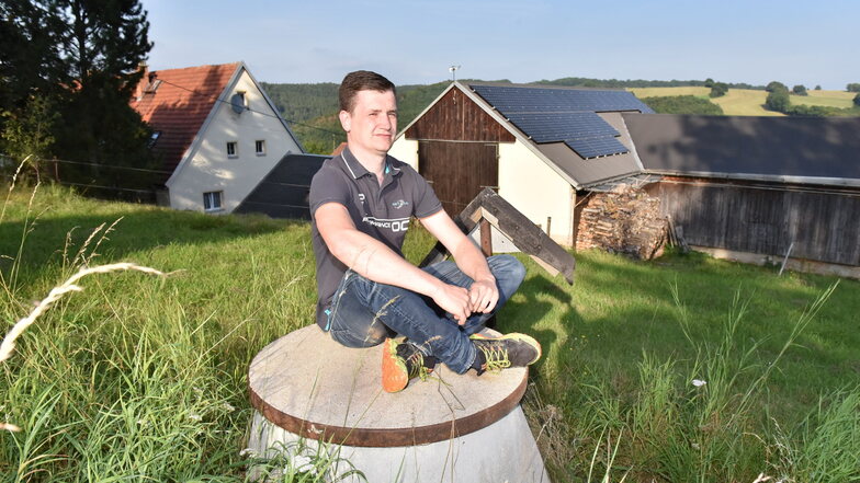 Christian Schneider sitzt auf seinem Hausbrunnen in Neudörfel, der rund 100 Meter tief ist und von den Großeltern angelegt wurde. Dieser liefert rund 500 Liter Wasser pro Tag.