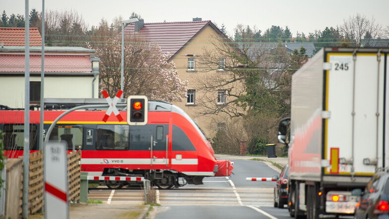 Der Priestewitzer Bahnübergang wird von Sonnabend bis Dienstag voll gesperrt. Zwischen Großenhain und Meißen besteht eine Umleitung. Es fahren auch keine Züge zwischen Großenhain und Priestewitz.