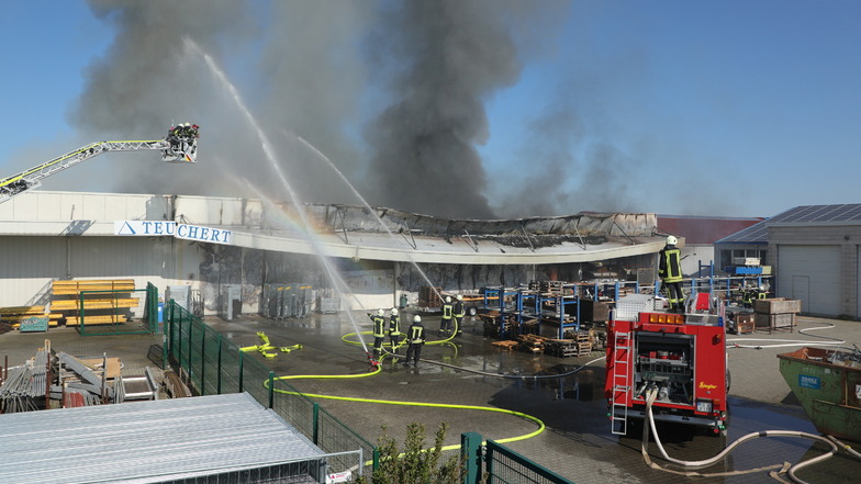 Am Steinberg in Großschirma hat am Montagmorgen eine große Lagerhalle gebrannt. Mehrere Einsatzkräfte sind immer noch vor Ort.