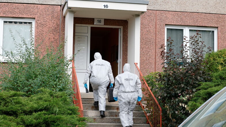 Beamte der Kriminalpolizei gehen zur Spurensicherung in das Mehrfamilienhaus im Chemnitzer Ortsteil Hutholz.