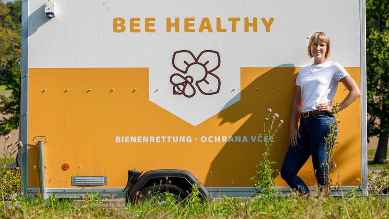 Annabell Krause von der Entwicklungsgesellschaft Niederschlesische Oberlausitz vor dem neuen Bienenrettungswagen.