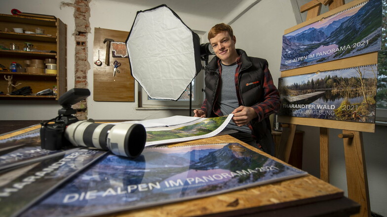 Richard Müller hat sich mit seinen 22 Jahren schon ein richtiges Atelier eingerichtet. Er hat einen Fotokalender vom Tharandter Wald erstellt.
