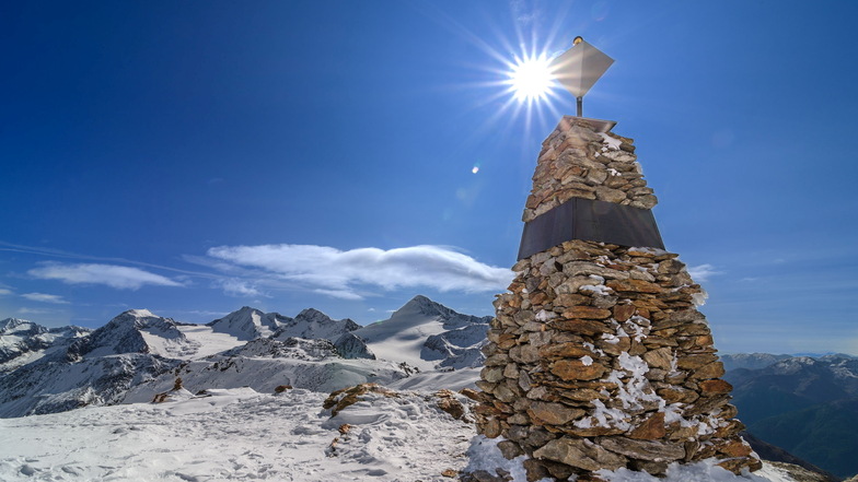 Am 19. September 1991 wurde die Gletschermumie Ötzi in den Ötztaler Alpen am Tisenjoch in 3.210 Metern Höhe entdeckt. Heute steht eine Pyramide an der Fundstelle.