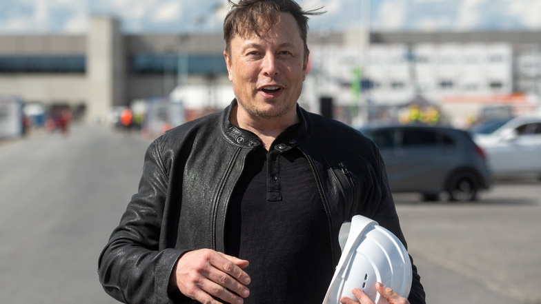 Elon Musk, Tesla-Chef, hat sich ein Bild vom Baufortschritt der neuen Fabrik in Grünheide bei Berlin gemacht, die wohl mehrere Monate später als ursprünglich geplant die Produktion aufnehmen wird.
