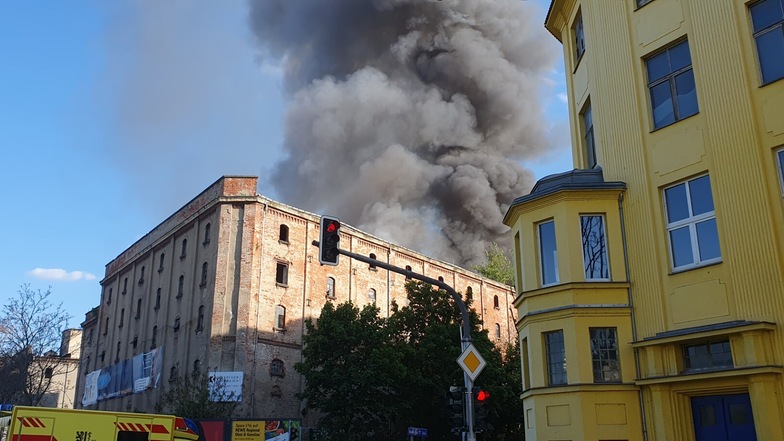 So war die Lage am Abend: In der früheren Malzfabrik in Dresden-Leuben brennt es.