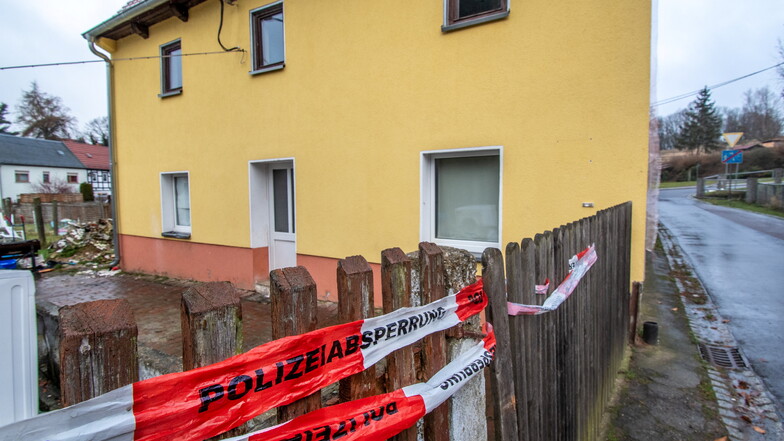 In diesem Haus in Schrebitz bei Ostrau wurde Mitte Januar ein 21-jähriger Rumäne getötet. Nun teilt die Staatsanwaltschaft mit, wie es zu dem Todesfall kommen konnte.