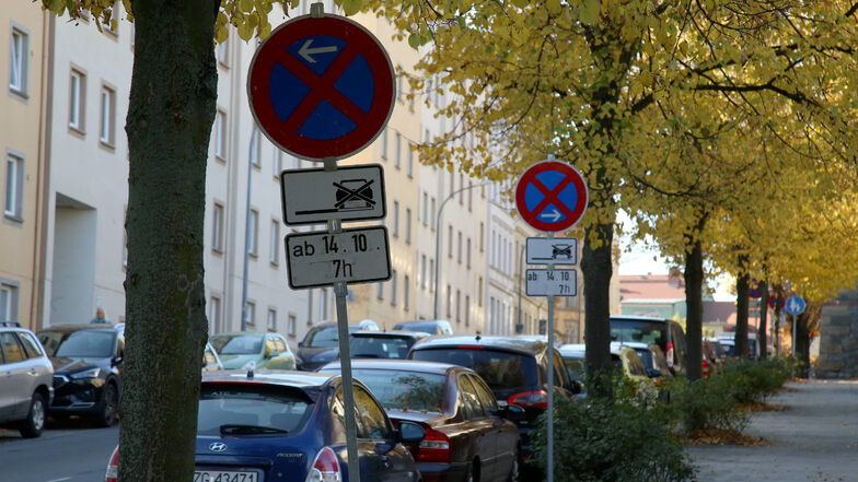 Nicht immer einfach: die Parkplatzsituation auf der Hugo-Keller-Straße. Besonders in Verbindung mit der Straßenreinigung bringt sie manchen Anwohner und Autofahrer zur Verzweiflung.