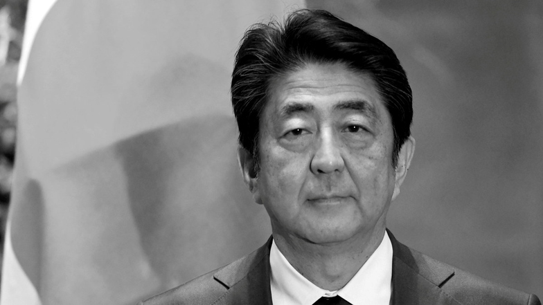 Shinzo Abe, Ex-Regierungschef von Japanist gestorben, nachdem bei einem Anschlag auf ihn geschossen wurde.