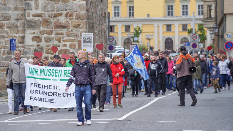 Proteste gegen die Corona-Maßnahmen finden in Bautzen jeden Montag auf dem Kornmarkt sowie seit einigen Wochen auch mit einem Marsch durch die Innenstadt statt. Dies hat das Landratsamt nun auch für diesen Montag erlaubt.