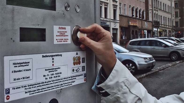 Nimmt ein Parkscheinautomat wie hier am Wilhelmsplatz mal ein Geldstück nicht an, dann muss er noch lange nicht kaputt sein.