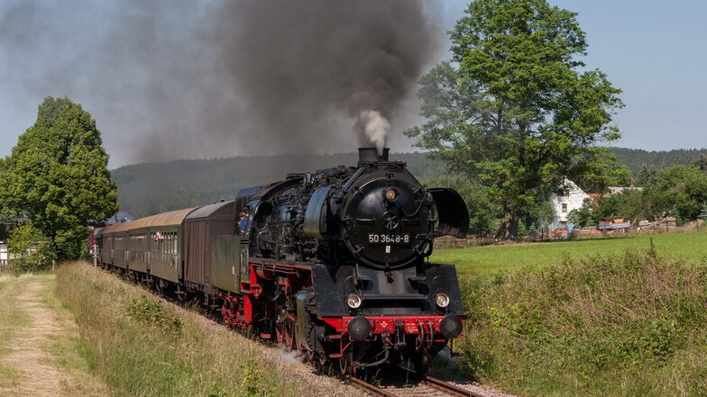 Die Dampflok 50 3648 des Sächsischen Eisenbahnmuseums fährt mit einem Sonderzug durch die Oberlausitz.