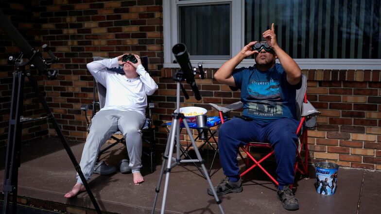 Melissa und Michael Richards sehen sich in Wooster im US-Bundesstaat Ohio das Spektakel durch  Sonnenbrillen an.