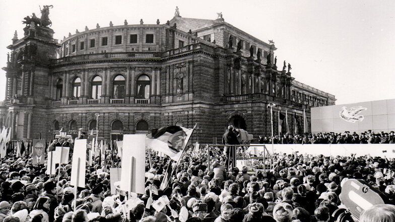 Im Februar 1985 inszenierte die SED die Wiedereröffnung der Semperoper als Friedenstat.