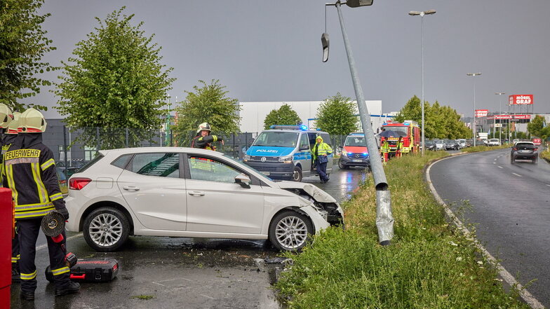 Pirna: Seat-Fahrer fällt Straßenlaterne