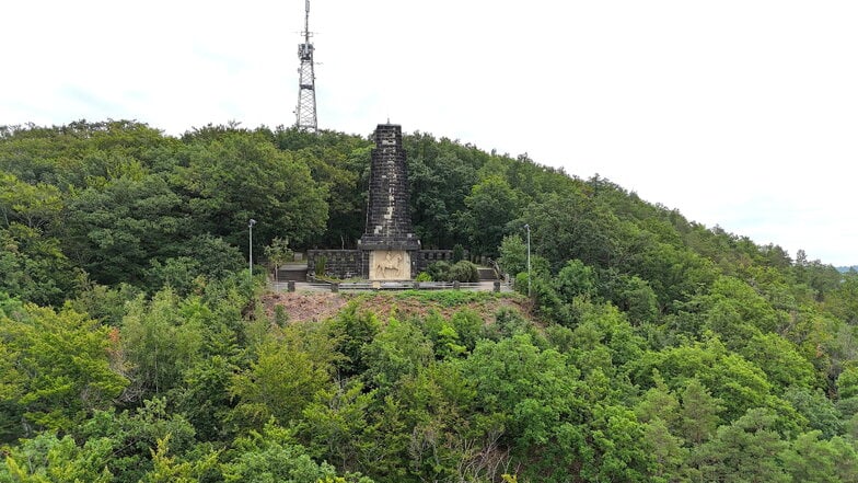 Als König-Albert-Denkmal 1904 geweiht, lädt das Areal um den aus Bannewitzer 		Sandstein erbauten Obelisk zu einem Panoramablick über die Stadt Freital ein.