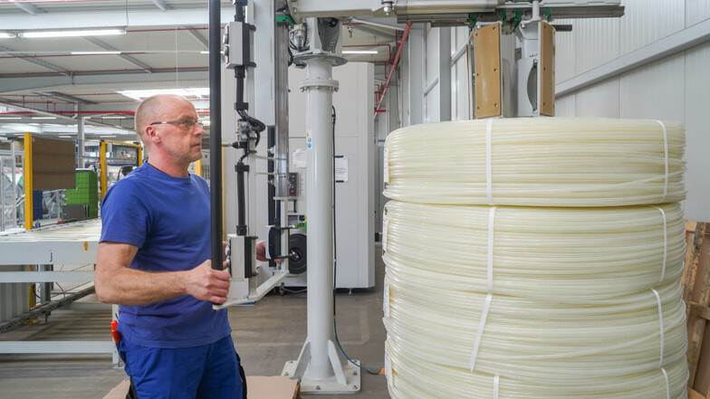 Jens Pilz kümmert sich hier um die Kabellängen für einen Kunden, der sie in kleinerer Abmessung zur Weiterverarbeitung braucht.