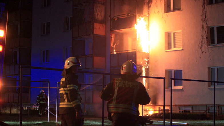Schreck kurz nach Mitternacht in Pirna-Copitz: Die Balkone eines Mehrfamilienhauses brennen.