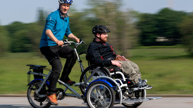 Mit dem Velorad können auch Körperbehinderte wie Robert Jentzsch Fahrradtouren genießen. Fahrer Mathias Gerber leitet den Verein "Jetzt entscheide ich", der Rollstuhlfahrer im Alltag unterstützt, berät und begleitet.
