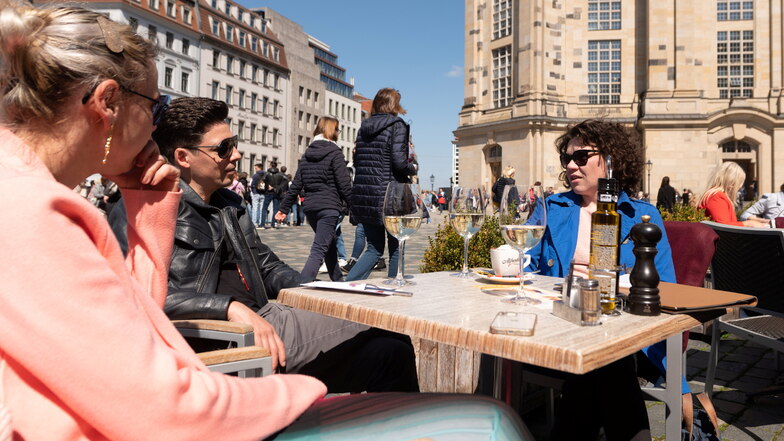 Der Dresdner Neumarkt wird endlich wieder lebendig. Wer einkehren möchte, hat bessere Chancen als vor der Krise: Gastronomen dürfen bis zum Herbst mehr Fläche für Tische und Stühle nutzen.