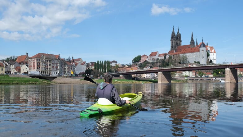 Symbolfoto: Vor kurzem paddelte Sächsische.de-Redakteur Andre Schramm noch selbst über die Elbe. Nun begibt sich eine Truppe Studierender aus Dresden auf den Fluss und macht auch in Meißen Station.