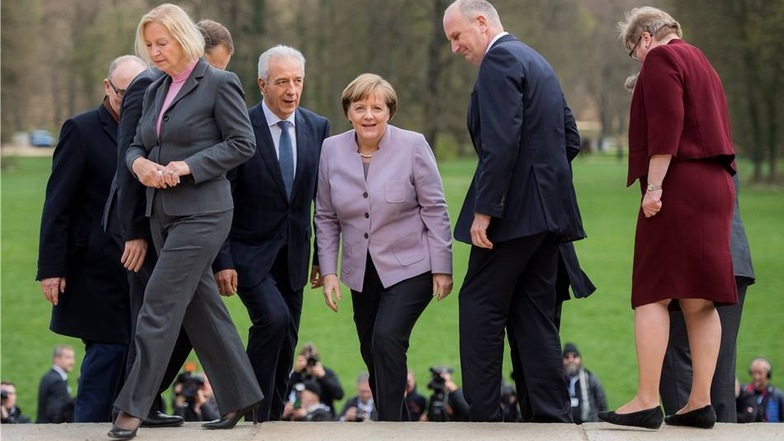 Im Neuen Schloss im Fürst-Pückler-Park in Bad Muskau beraten die Regierungschefs der ostdeutschen Länder am Donnerstag über die künftige Förderung strukturschwacher Regionen. Am frühen Nachmittag ist dann auch Bundeskanzlerin Angela Merkel für die Konferenz angereist.