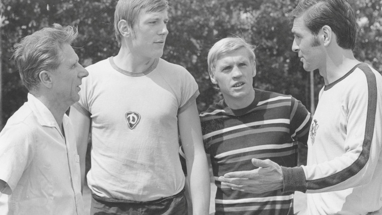 Besprechung beim Training in den 1970er-Jahren (v.l.): Trainer Walter Fritzsch, Horst Rau, Meinhard Hemp und Wolfgang Haustein.