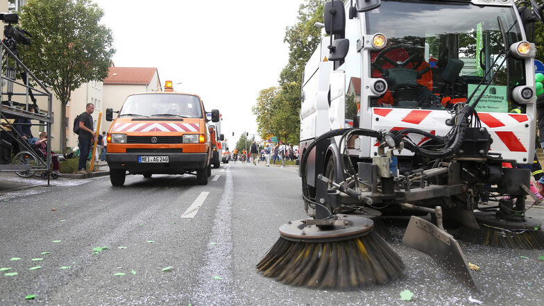 Nach dem Festumzug wird nicht gebummelt: Die Firma AGV putzt Riesas Straßen wieder sauber.
