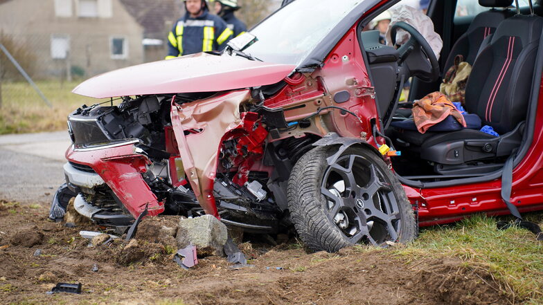 Bei einem Unfall im Weißenberger Ortsteil Wurschen ist die Fahrerin eines Opels verletzt worden.