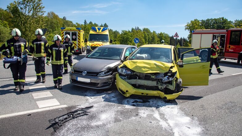 Ein VW und ein Honda sind am Montagmittag in der Nähe von Putzkau zusammengestoßen.